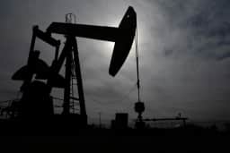 Petróleo fecha em queda com perda semanal de 10% e reabertura do Estreito de Ormuz em pauta