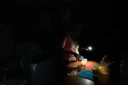 Cuba enfrenta sétimo apagão nacional em 2026 e população se adapta a rotina sem energia elétrica