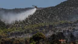 Moradores retornam a casas destruídas em Atenas após incêndios florestais diminuírem