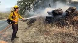 Incêndio Gann avança sem controle em Angels Camp, Califórnia, devastando quase 6.400 acres