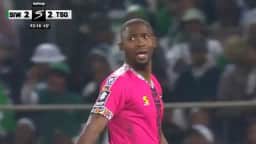 Goleiro Sipho Maseti é expulso após confundir linhas do campo em partida do campeonato
