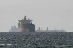 Irã promete retaliar se bloqueio naval dos EUA continuar, afirma conselheiro de Khamenei